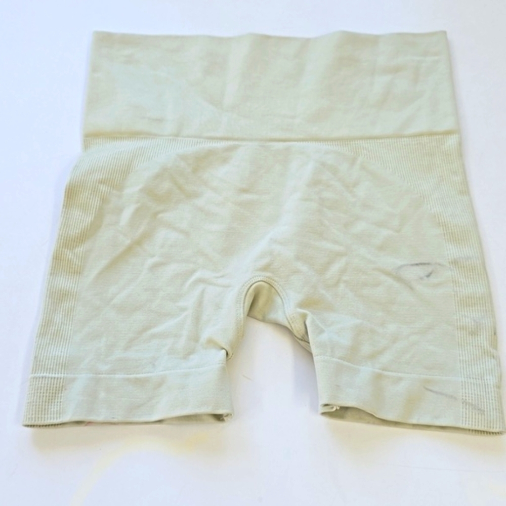 Set Active Women's Cream and White Shorts